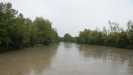 Lez-Río-Inundado-Montpellier-Fuerte-Día-Lluvioso-Francia-Nublado-Arreglar-Tiro